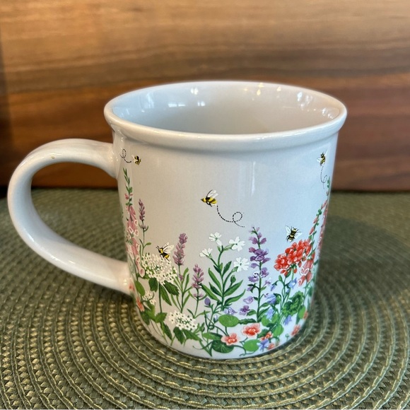 Heathcote & Ivory Buzy Beez 10 Oz Mug. Blue Gray Background Floral With Bees EUC - Picture 3 of 8